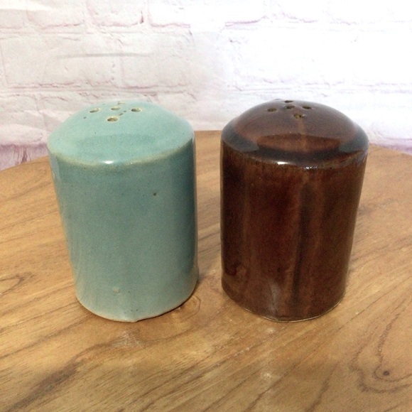 Vintage Red Wing Provincial Oomph Handled Salt and Pepper Shaker Pair - Picture 2 of 6